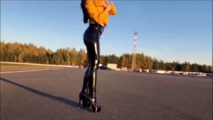 Walk in latex leggings with high heels_compressed
