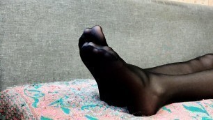 Ilandis shows feet in black pantyhose