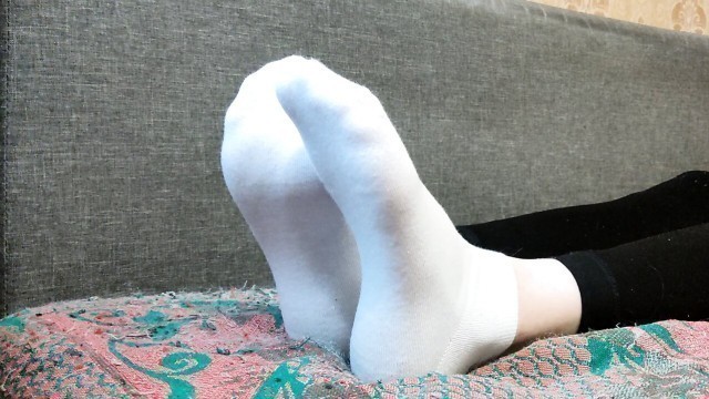 Ilandis shows feet in white socks
